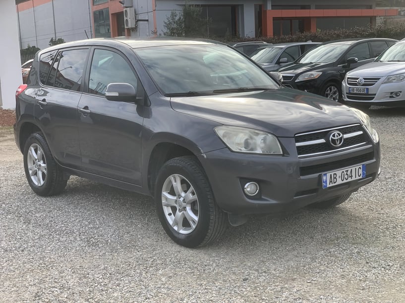Merrni me qira një makinë në Tirana