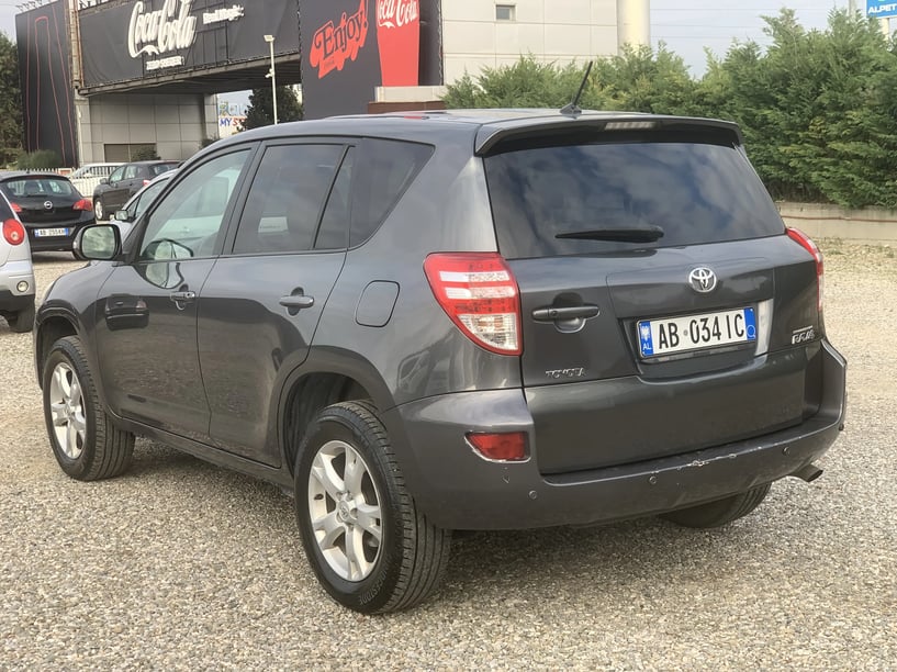 Merrni me qira një makinë në Tirana
