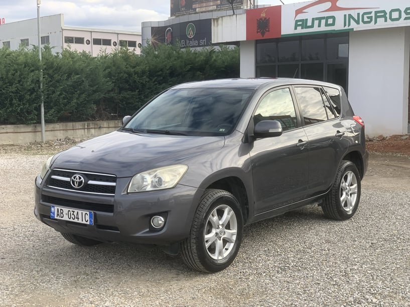 Merrni me qira një makinë në Tirana