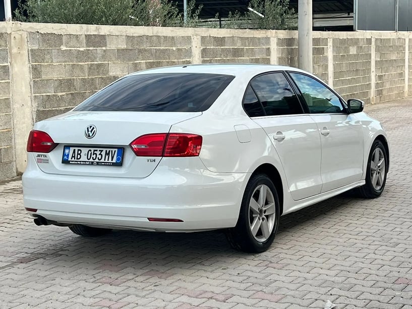 Noleggia un'auto a Tirana