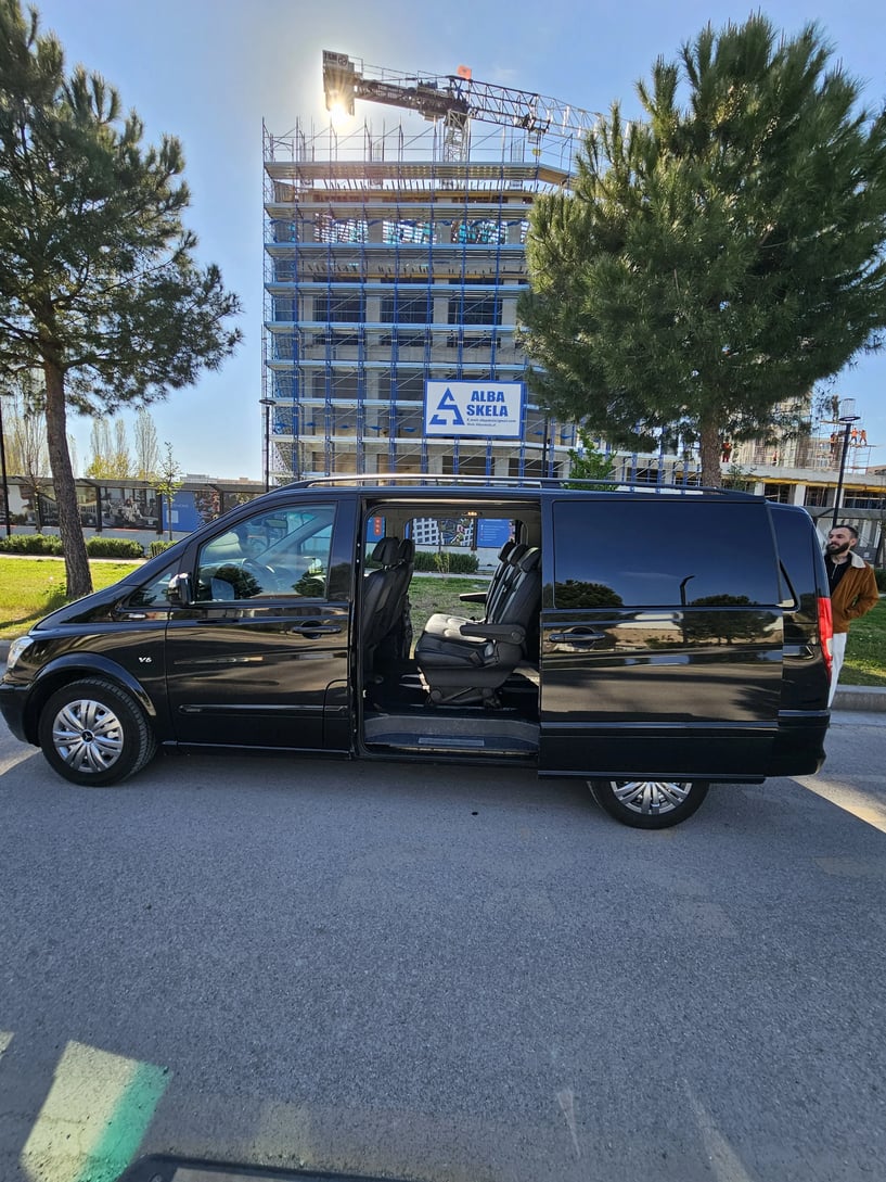 Noleggia un'auto a Tirana