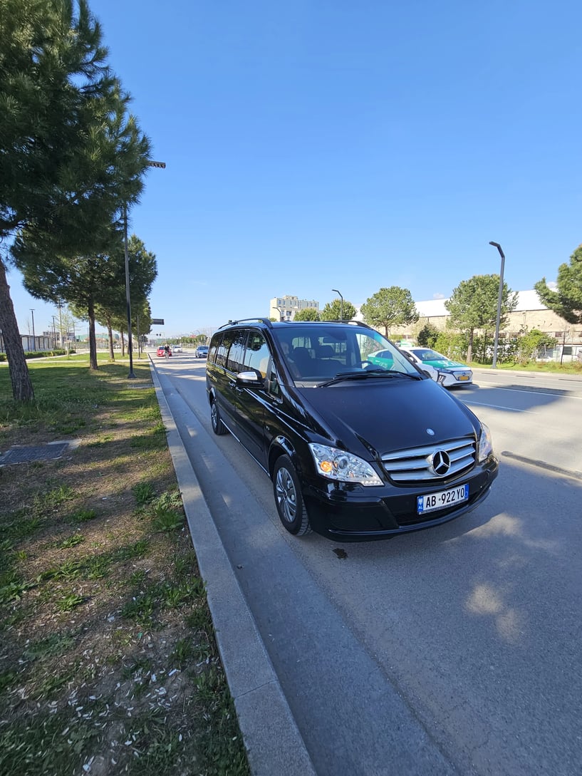 Noleggia un'auto a Tirana