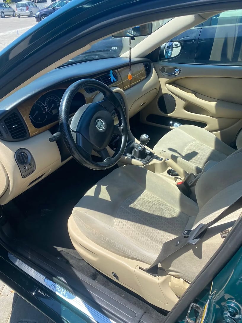 Noleggia un'auto a Tirana