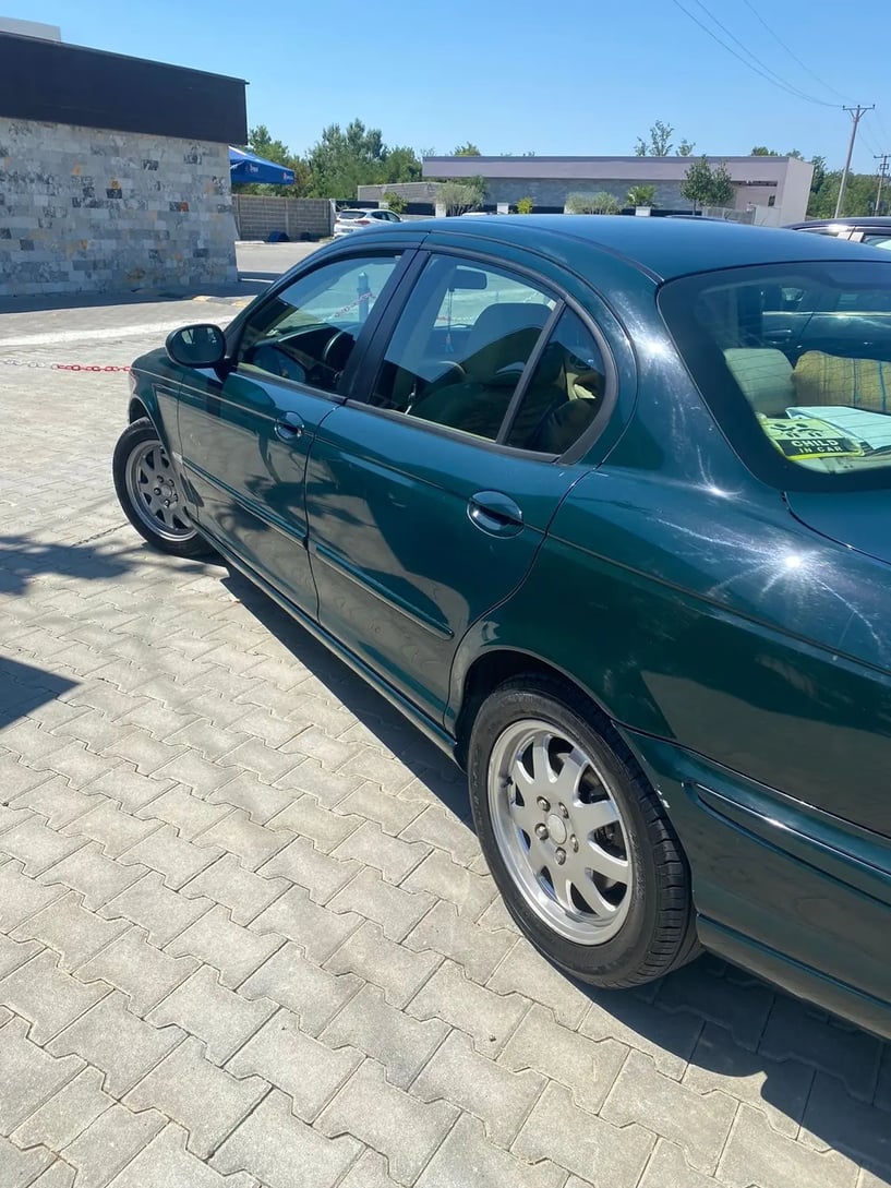 Noleggia un'auto a Tirana