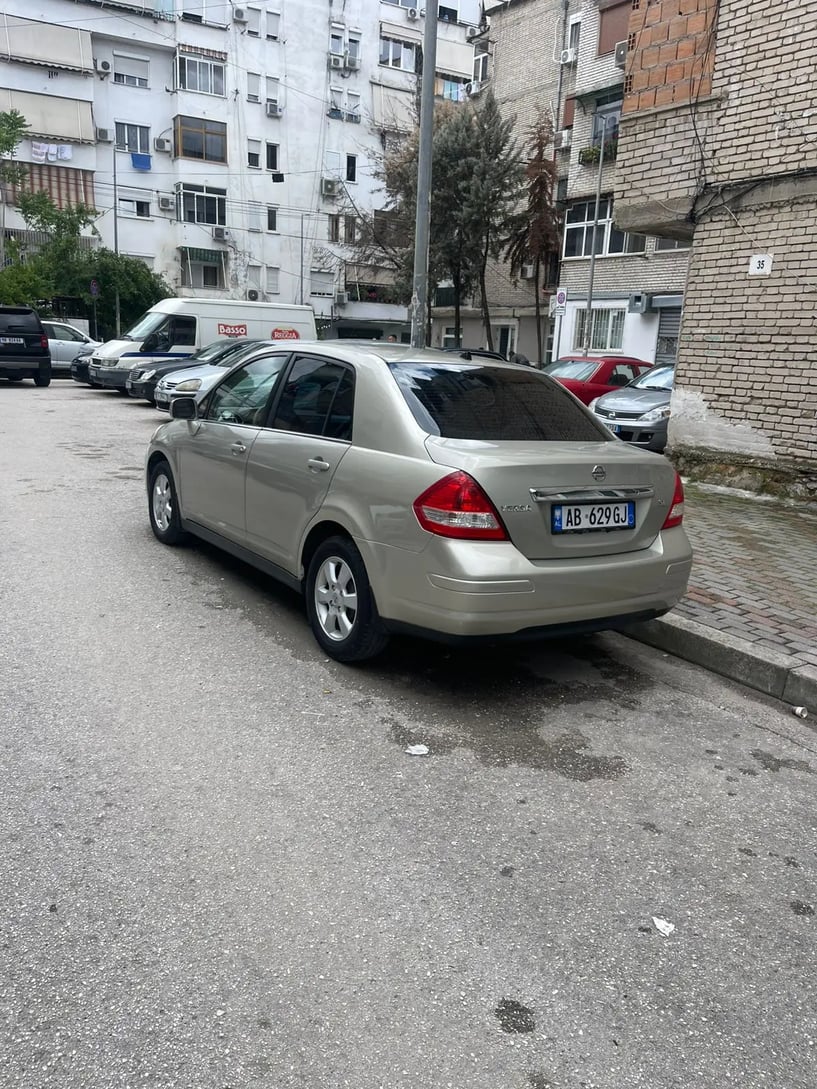 Alquila un coche en Tirana