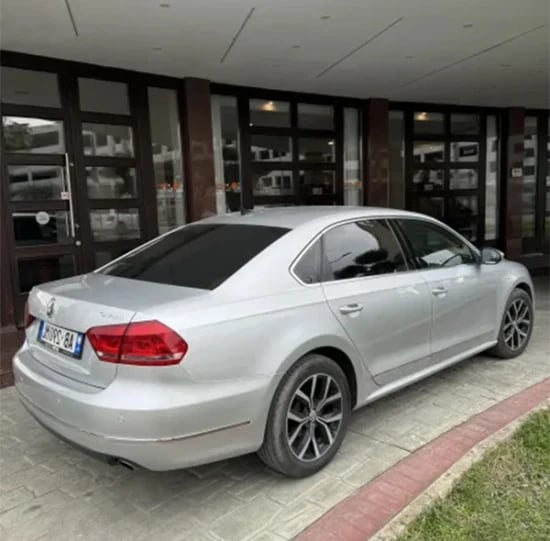 Noleggia un'auto a Tirana