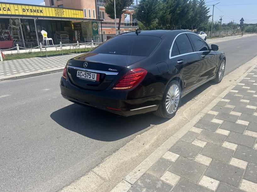 Merrni me qira një makinë në Tirana