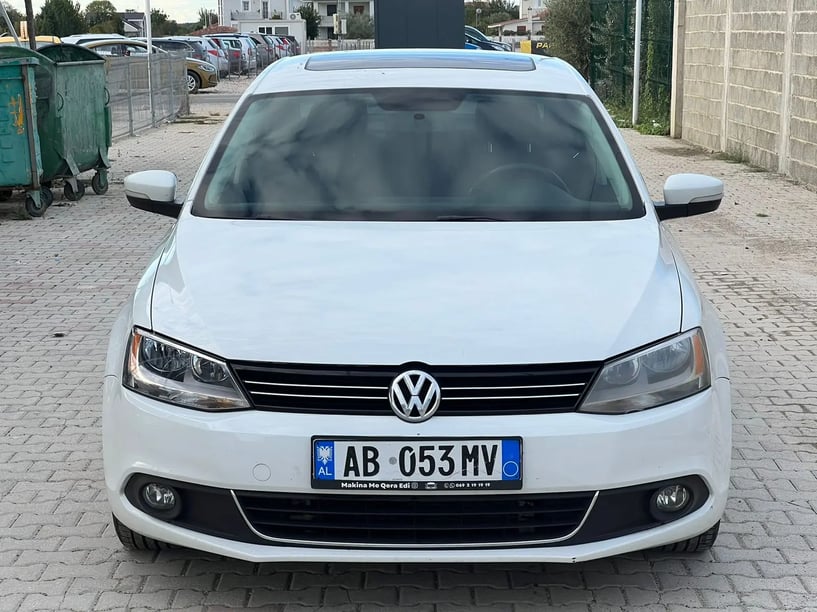 Noleggia un'auto a Tirana