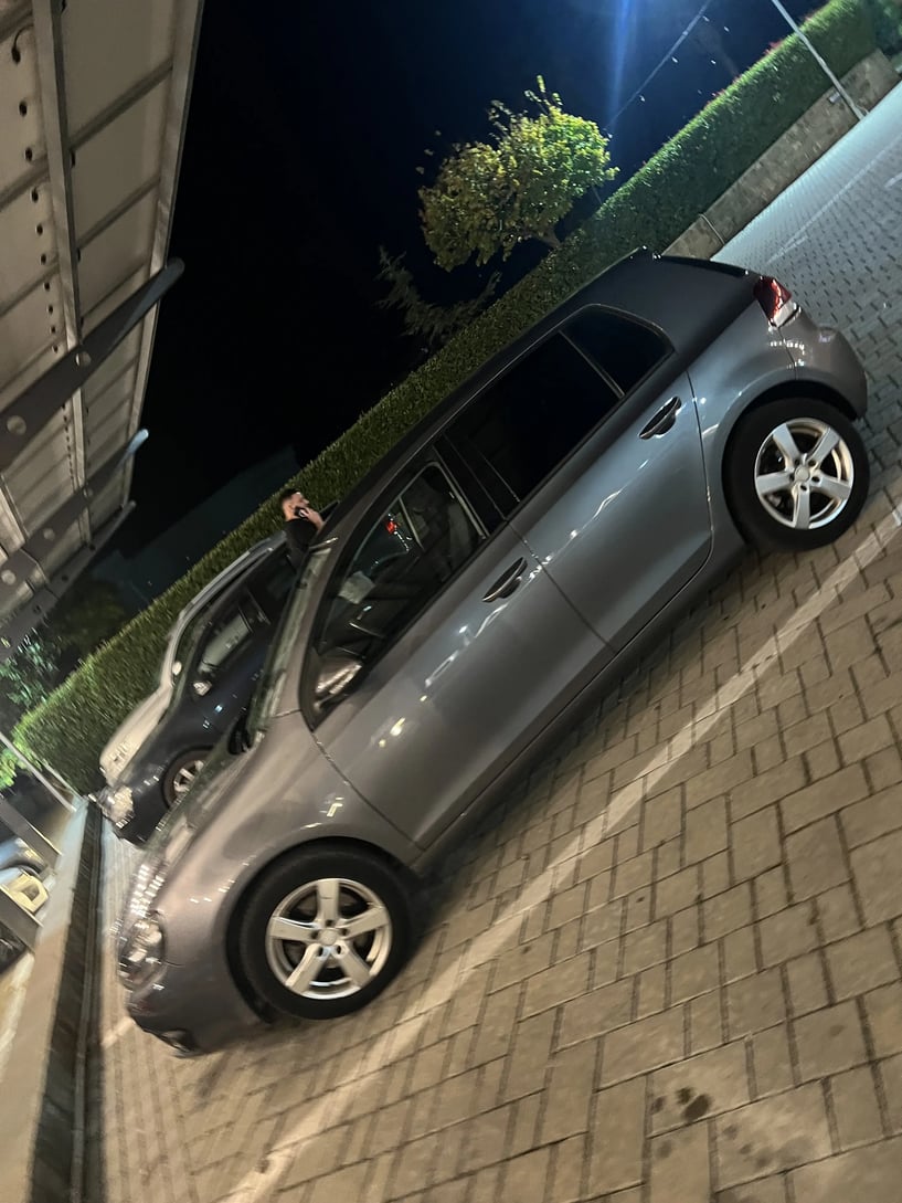 Merrni me qira një makinë në Tirana