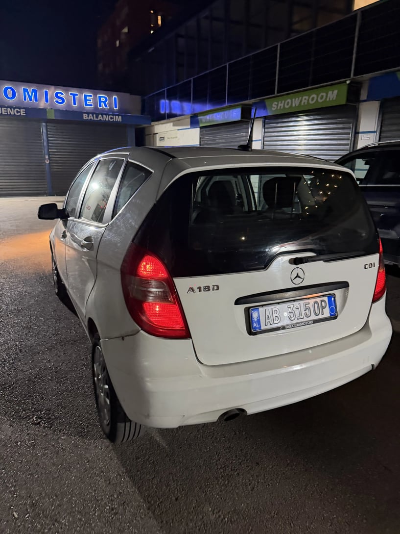 Noleggia un'auto a Tirana