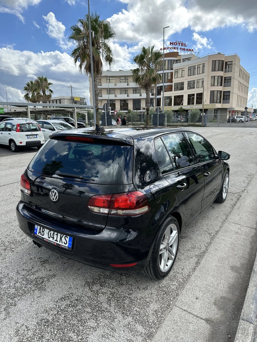 Noleggia un'auto a Tirana