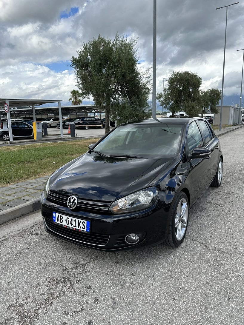 Noleggia un'auto a Tirana