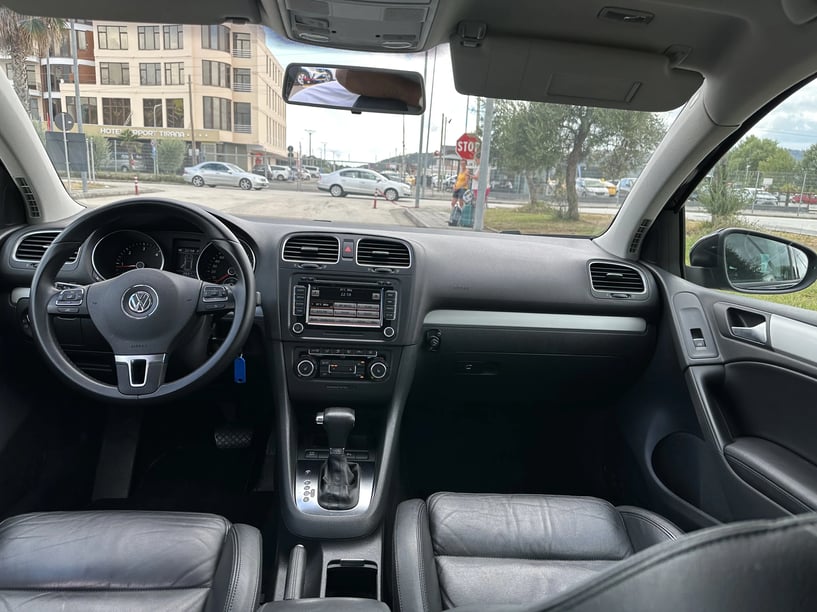 Noleggia un'auto a Tirana