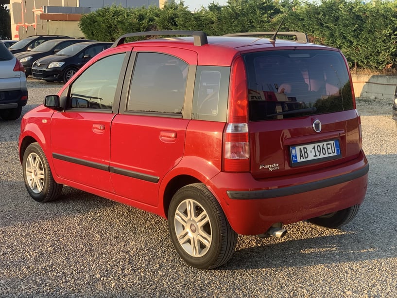 Noleggia un'auto a Tirana