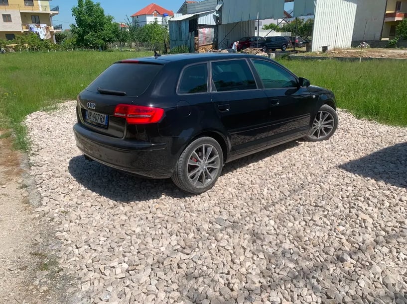 Merrni me qira një makinë në Tirana