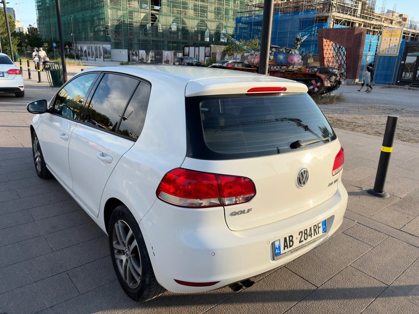 Merrni me qira një makinë në Tirana