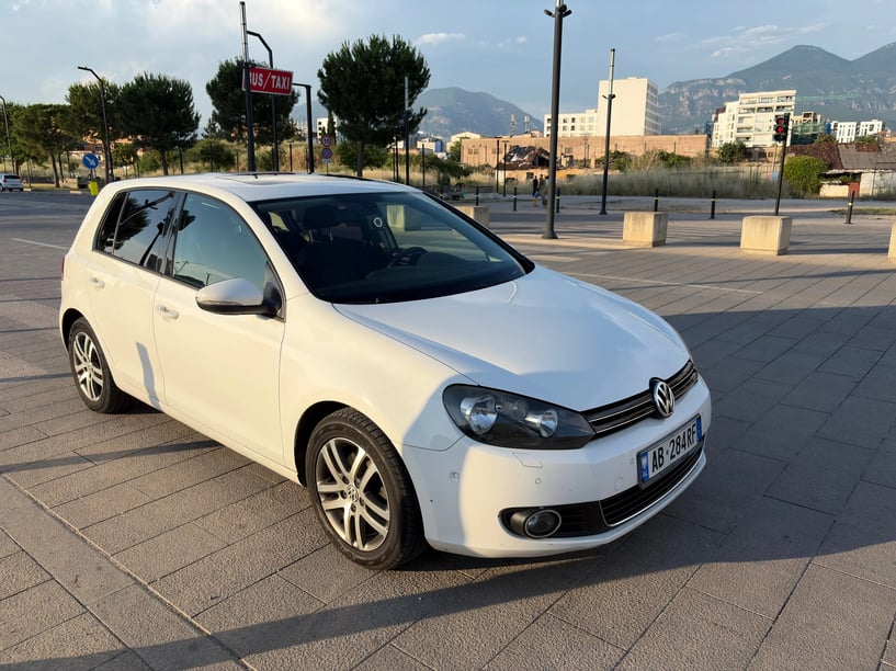 Merrni me qira një makinë në Tirana