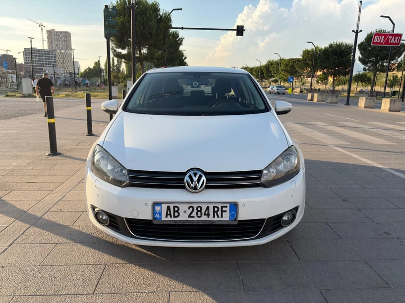 Merrni me qira një makinë në Tirana