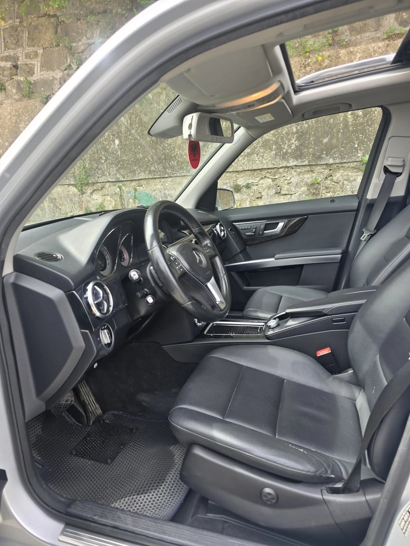 Merrni me qira një makinë në Elbasan