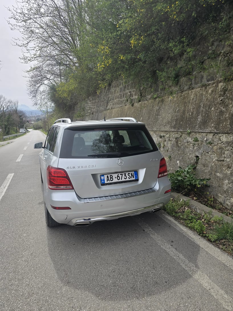 Merrni me qira një makinë në Elbasan