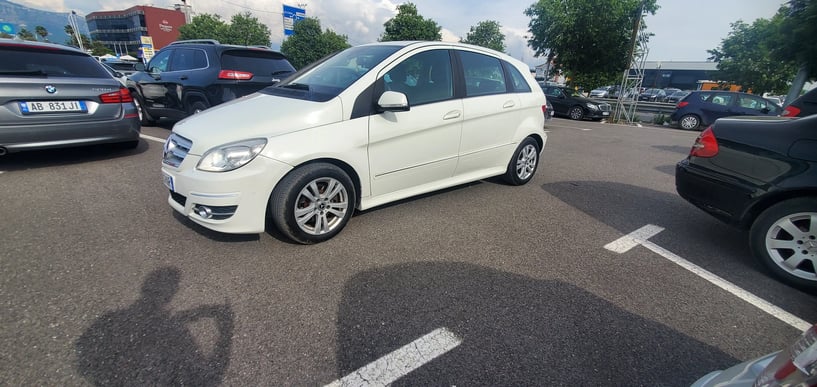 Noleggia un'auto a Tirana