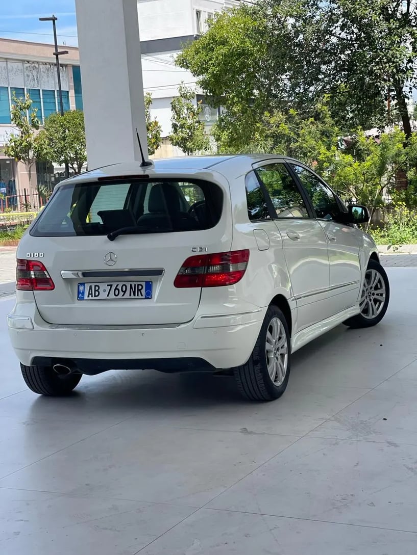 Noleggia un'auto a Tirana