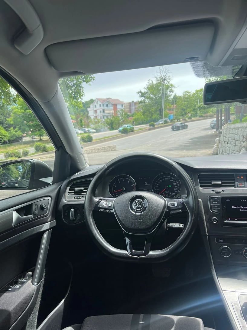Noleggia un'auto a Tirana