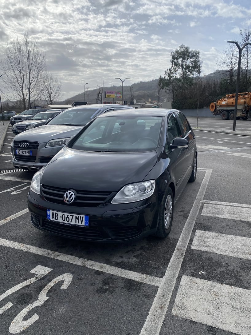 Noleggia un'auto a Tirana