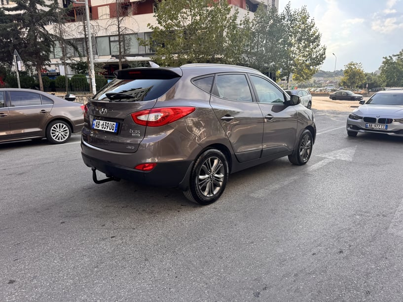 Alquila un coche en Tirana