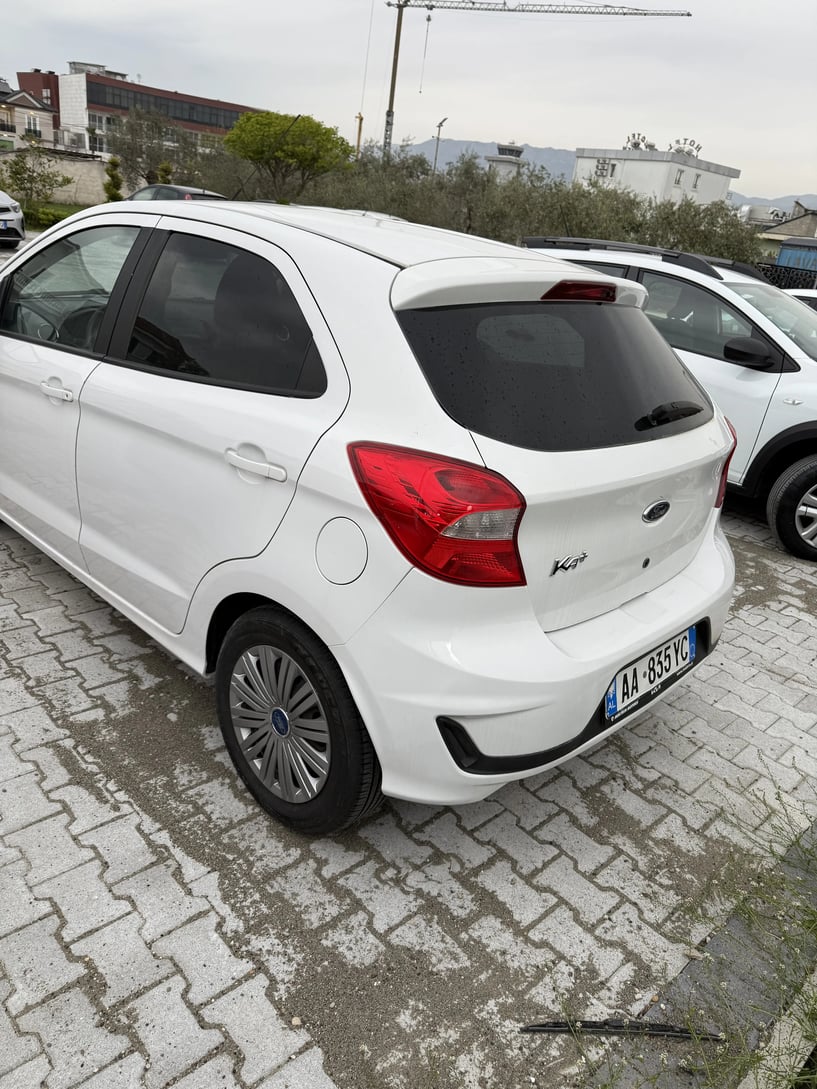 Alquila un coche en Tirana