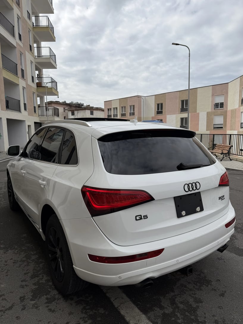 Noleggia un'auto a Tirana
