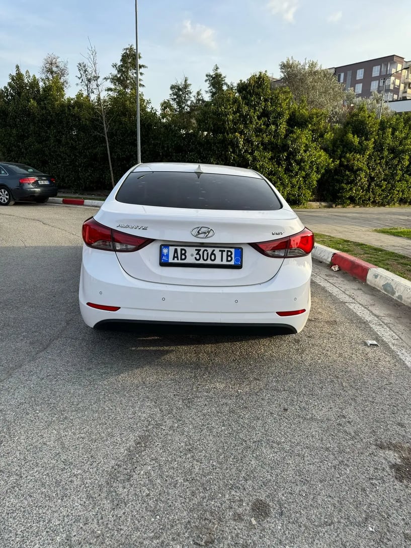 Noleggia un'auto a Tirana