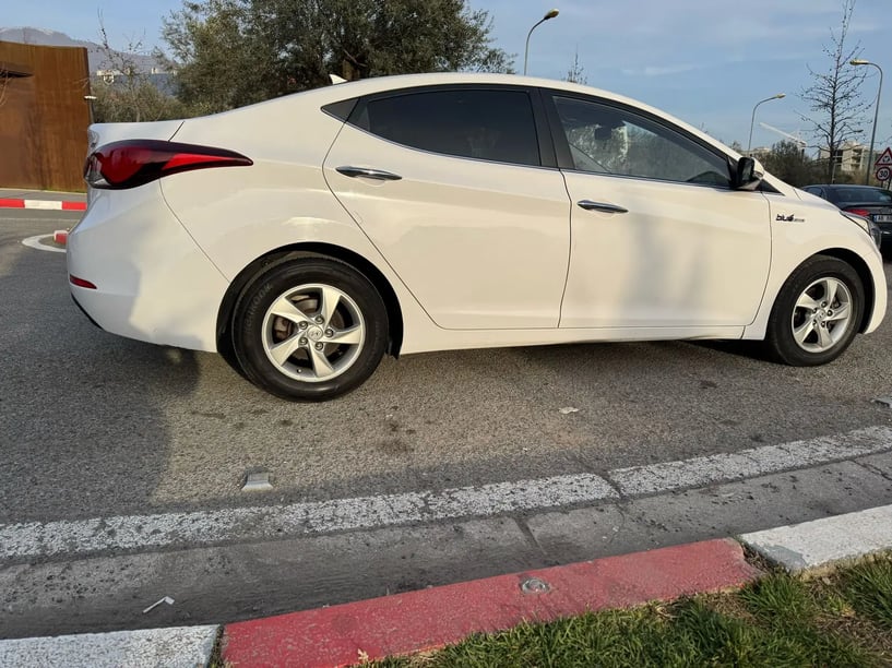 Noleggia un'auto a Tirana