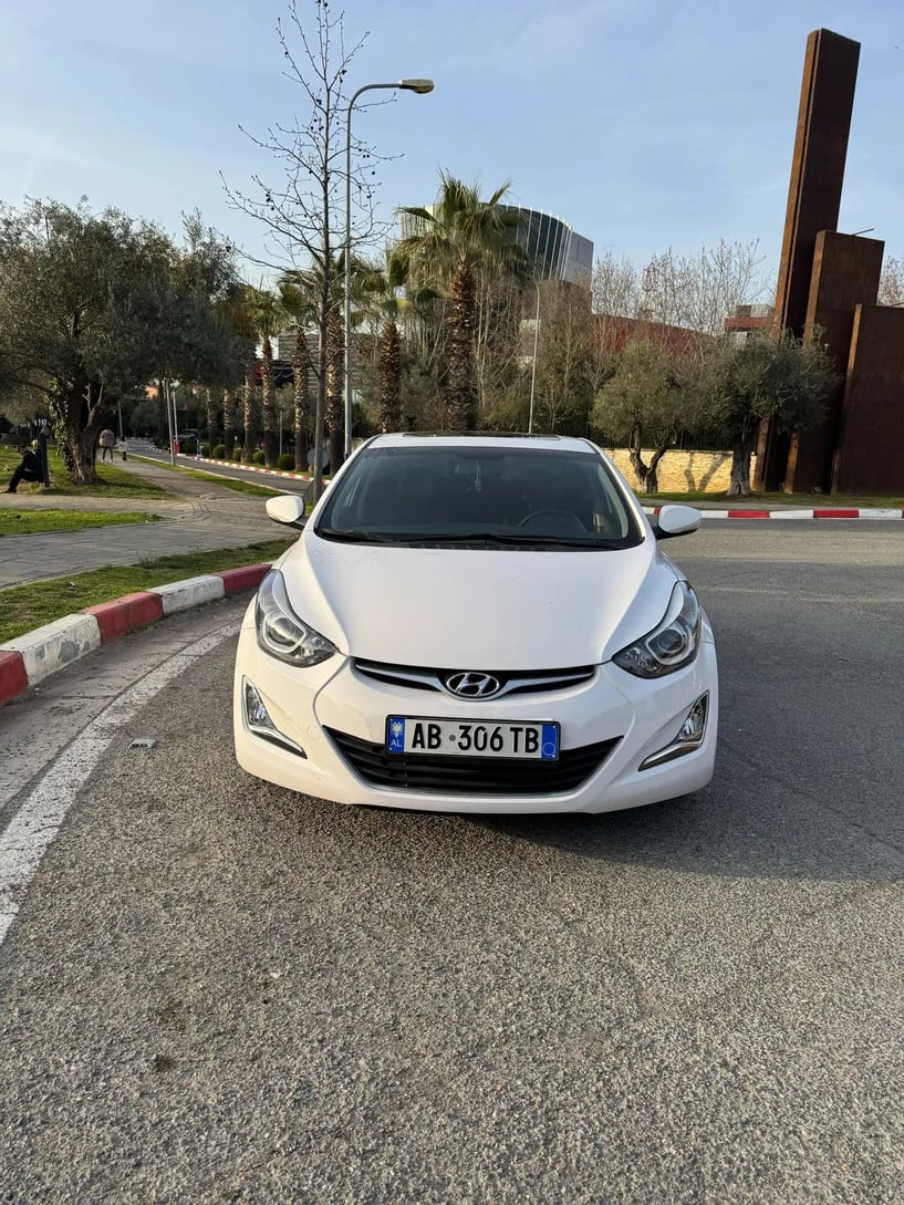 Noleggia un'auto a Tirana