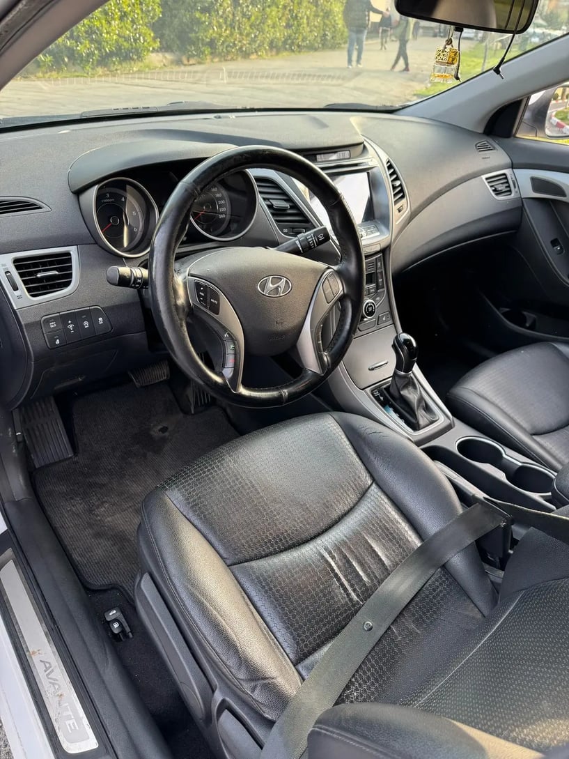 Noleggia un'auto a Tirana