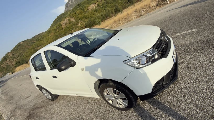 Noleggia un'auto a Sarandë