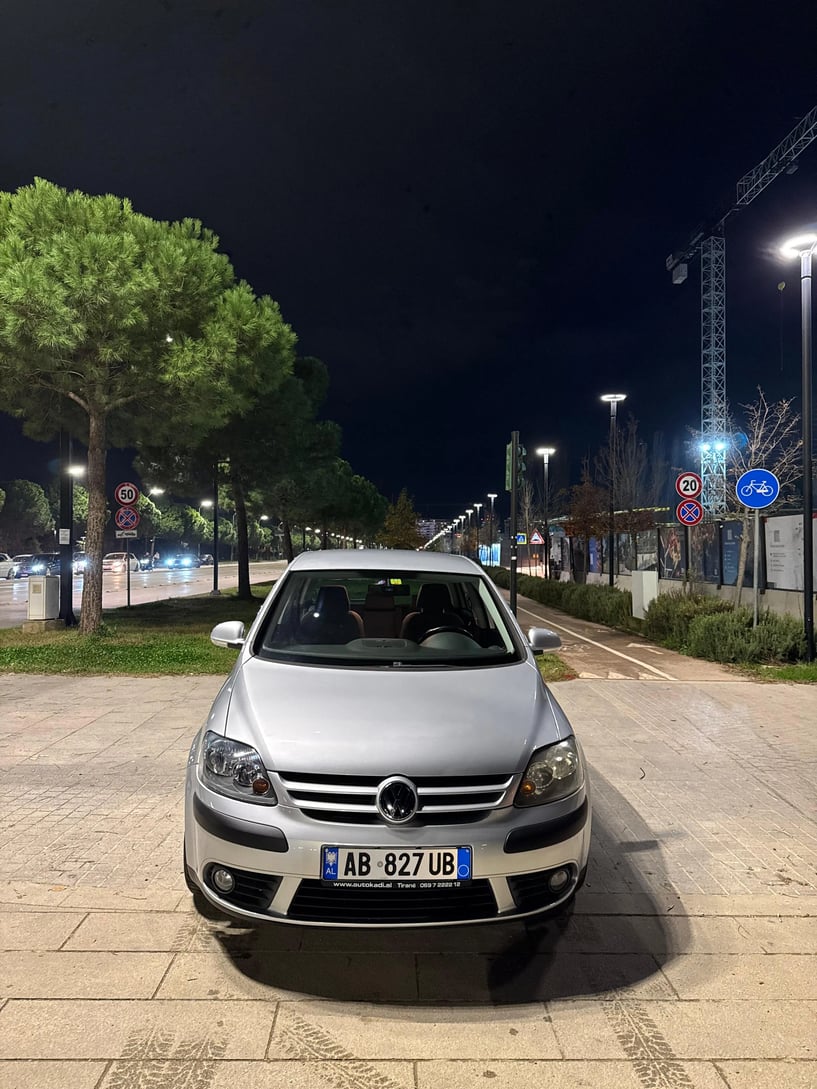 Noleggia un'auto a Tirana