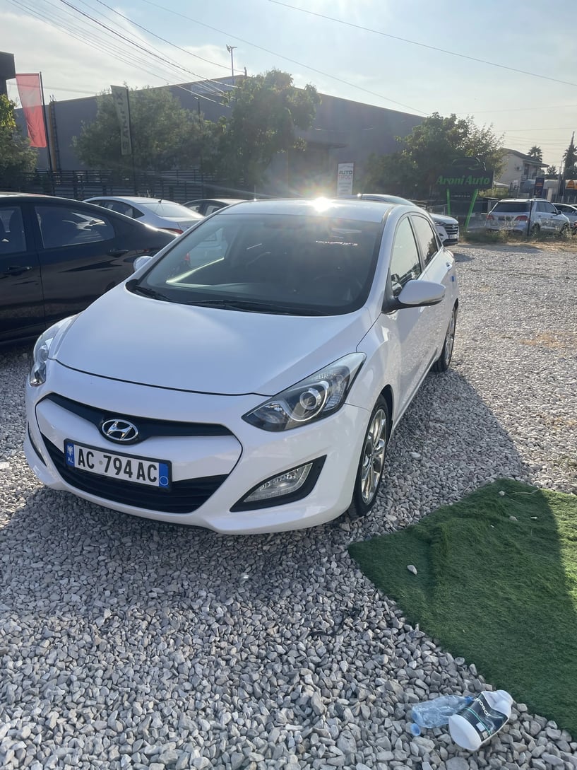 Alquila un coche en Tirana