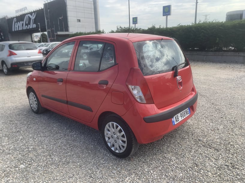 Noleggia un'auto a Tirana