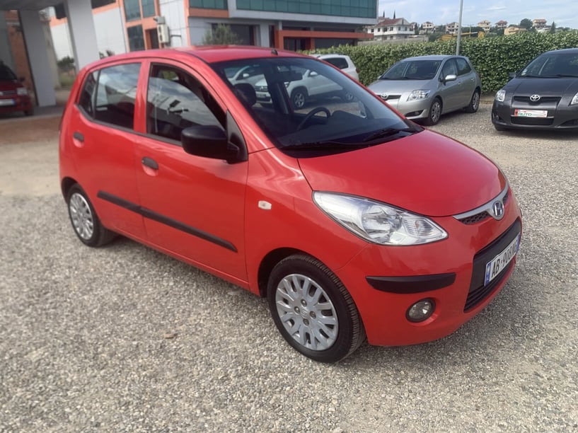 Noleggia un'auto a Tirana