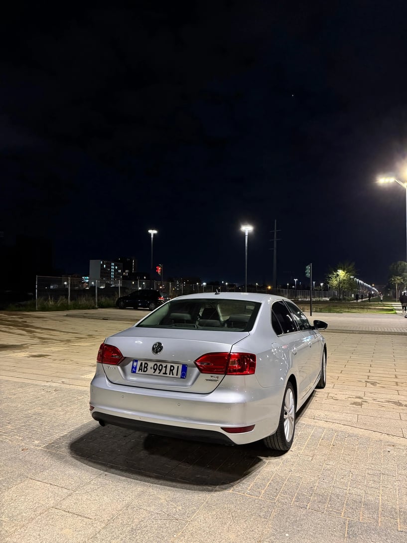 Merrni me qira një makinë në Tirana