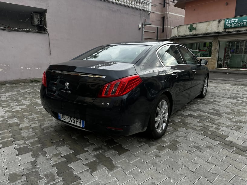 Alquila un coche en Tirana