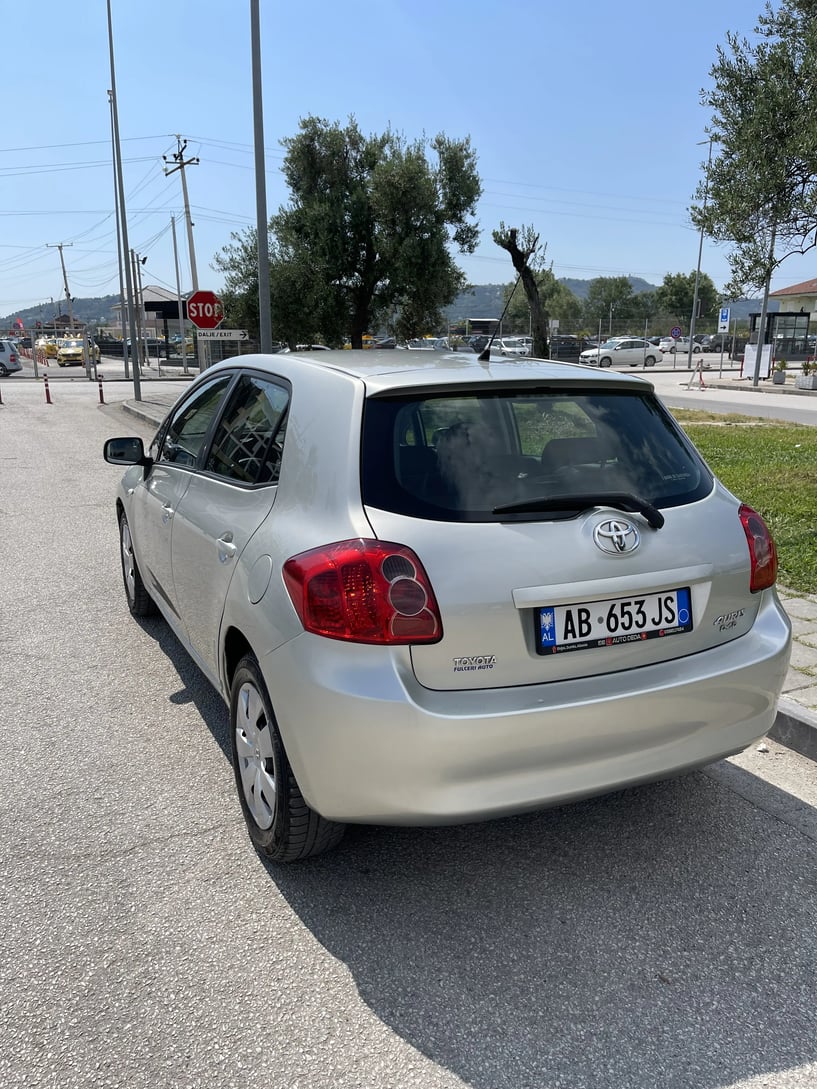 Noleggia un'auto a Tirana