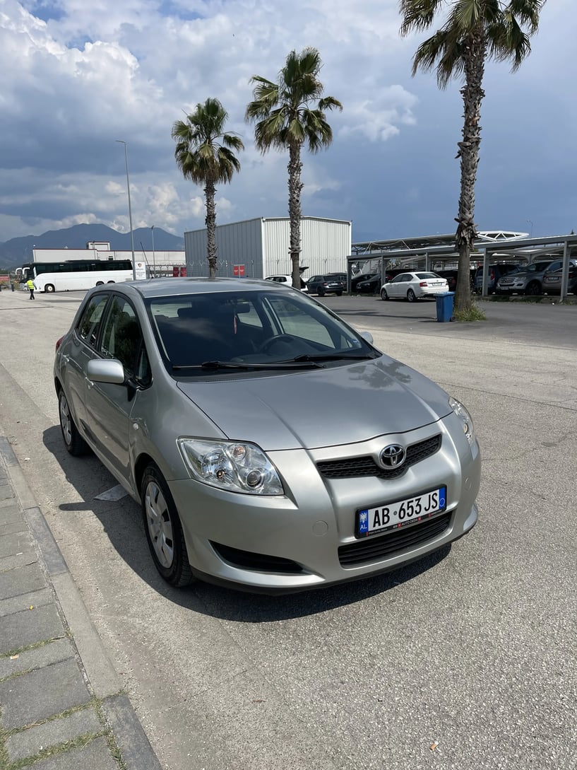 Noleggia un'auto a Tirana