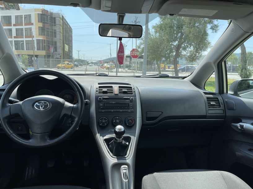 Noleggia un'auto a Tirana