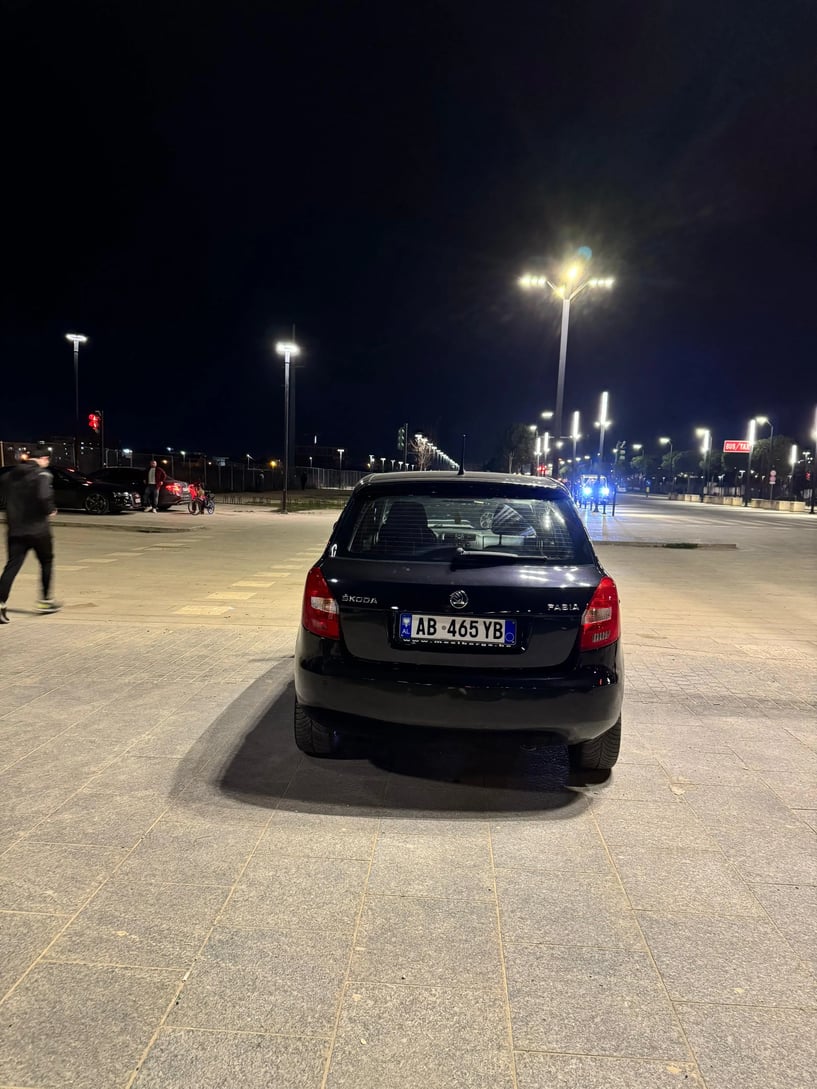 Noleggia un'auto a Tirana