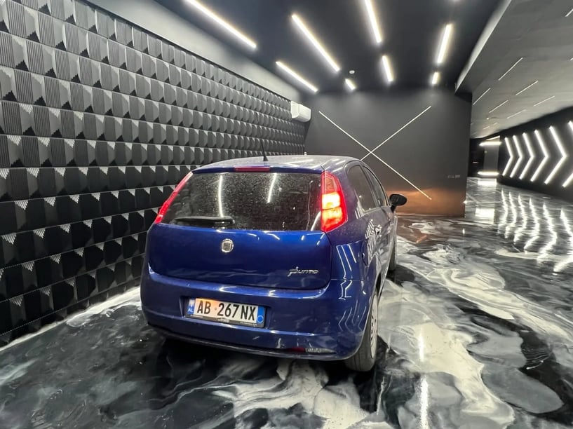 Alquila un coche en Tirana