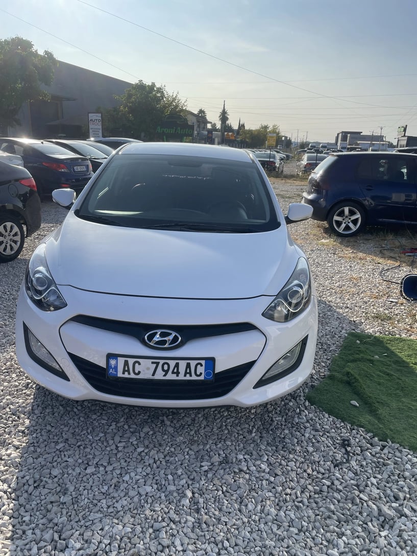 Alquila un coche en Tirana
