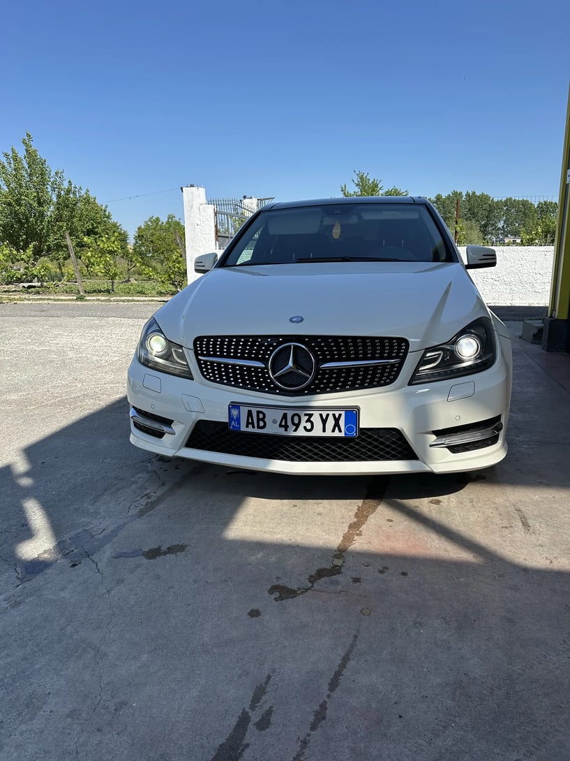 Wynajmij samochód w Tirana