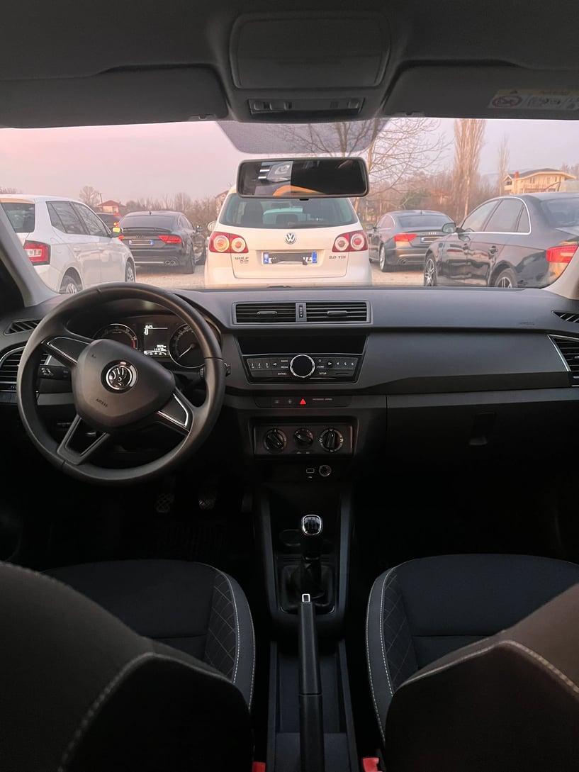 Alquila un coche en Tirana